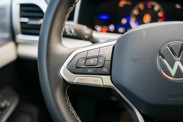 Certified 2025 Volkswagen Taos SE w/ Panoramic Sunroof Package image 11