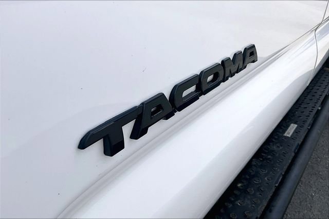 Used 2018 Toyota Tacoma TRD Off-Road w/ Technology Package AWD/4WD image 8