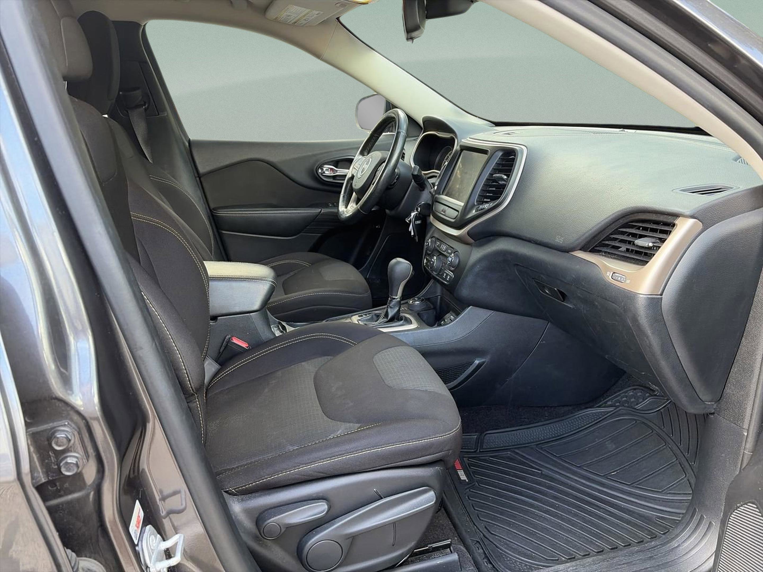 Used 2016 Jeep Cherokee Latitude w/ Cold Weather Group image 18