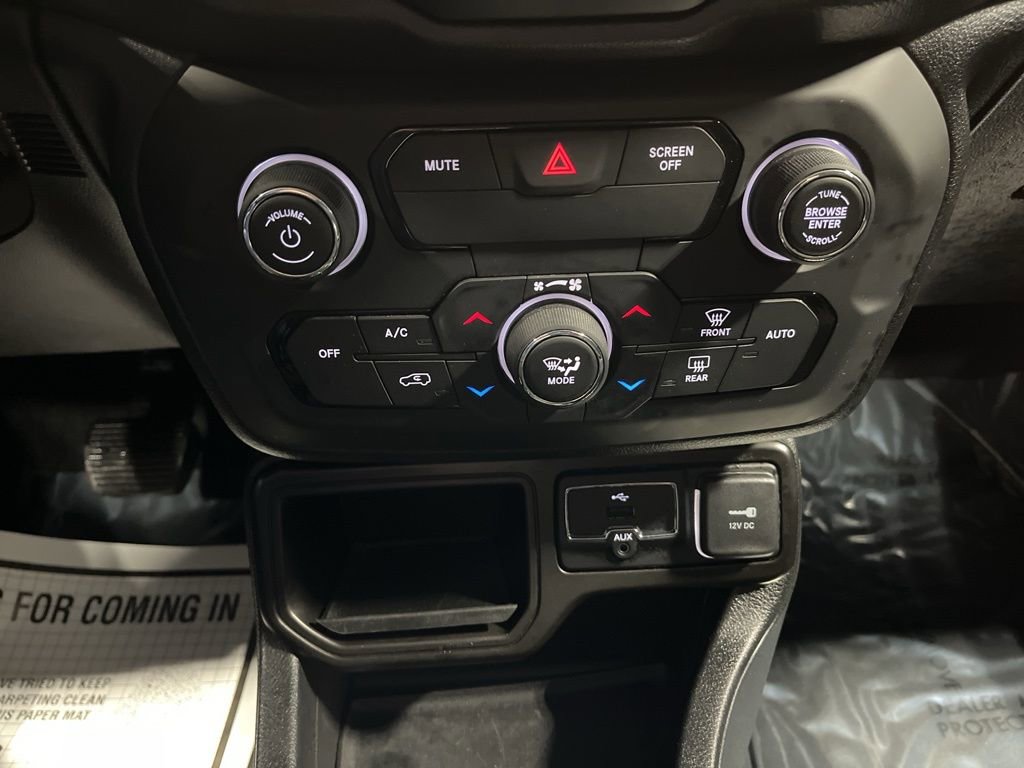 Used 2019 Jeep Renegade Latitude w/ Cold Weather Group image 29
