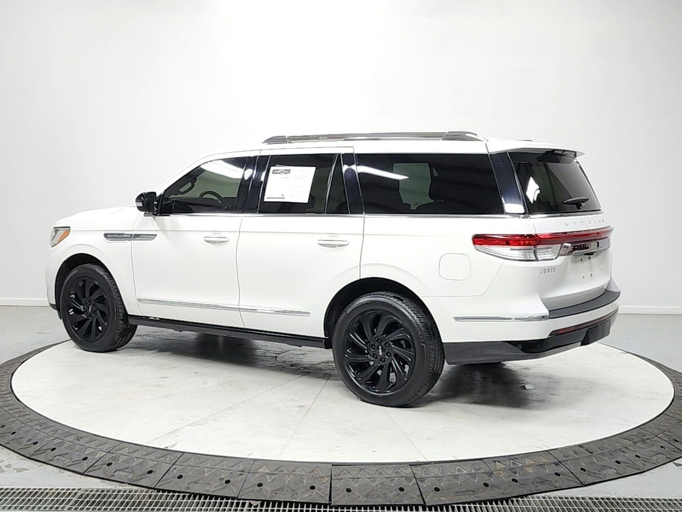 Used 2024 Lincoln Navigator Premiere AWD/4WD image 5