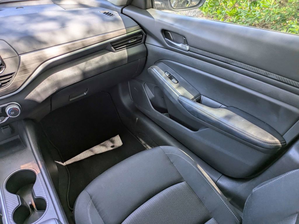 Used 2025 Nissan Altima 2.5 SV FWD image 15