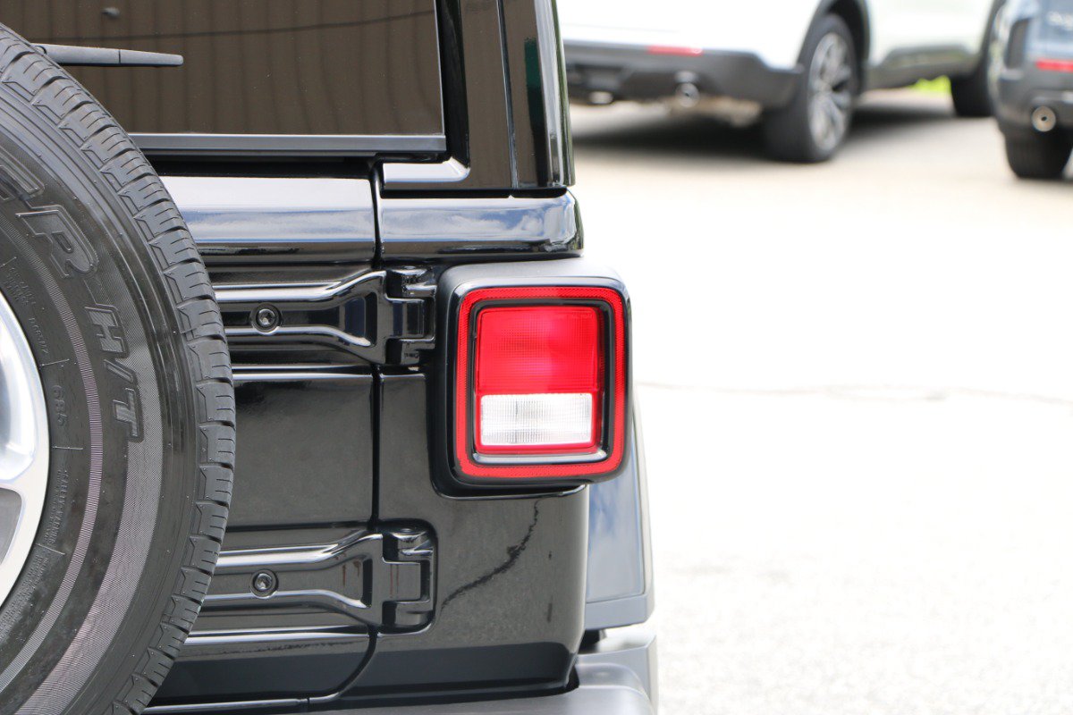 Used 2022 Jeep Wrangler Unlimited Sahara AWD/4WD image 6