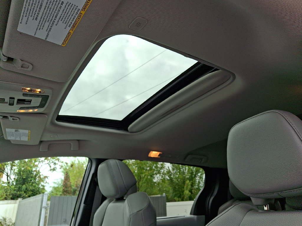 Used 2025 Toyota Sienna XLE FWD image 14