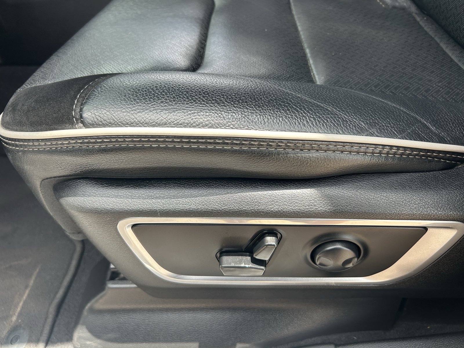Used 2025 RAM 1500 Laramie AWD/4WD image 29