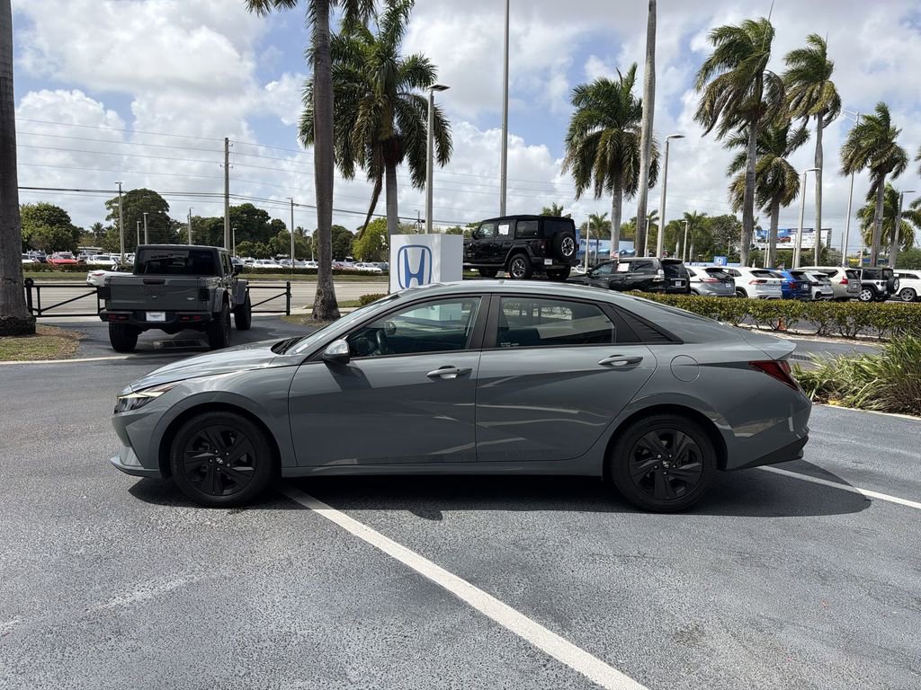 Used 2022 Hyundai Elantra SEL w/ Convenience Package FWD image 5