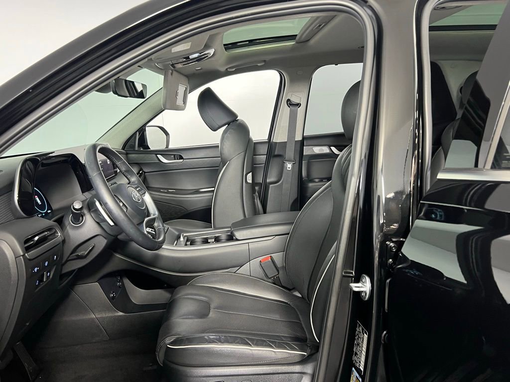 Used 2023 Hyundai Palisade Limited w/ Winter Package image 21
