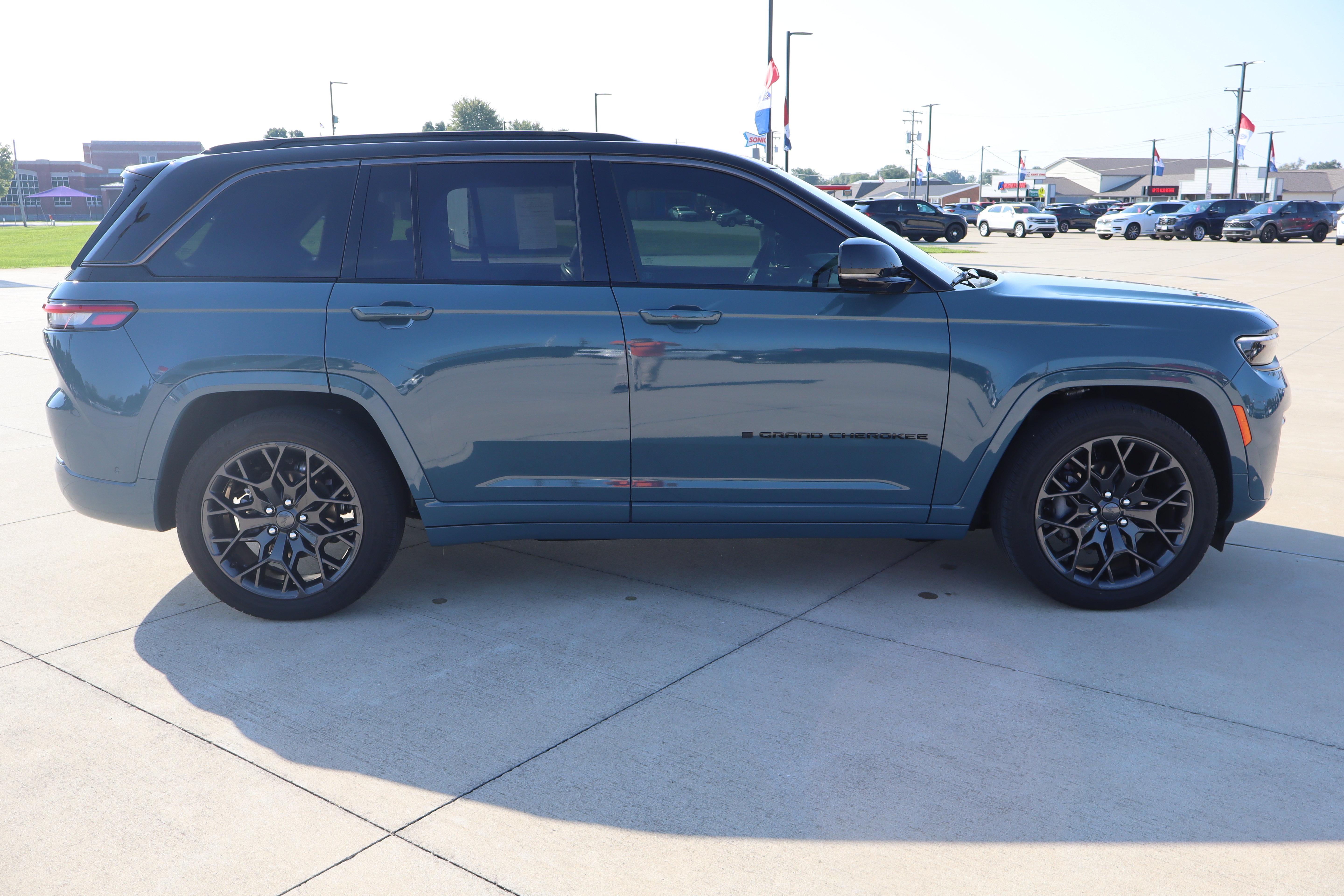 Used 2026 Jeep Grand Cherokee Summit w/ Obsidian Package AWD/4WD image 4
