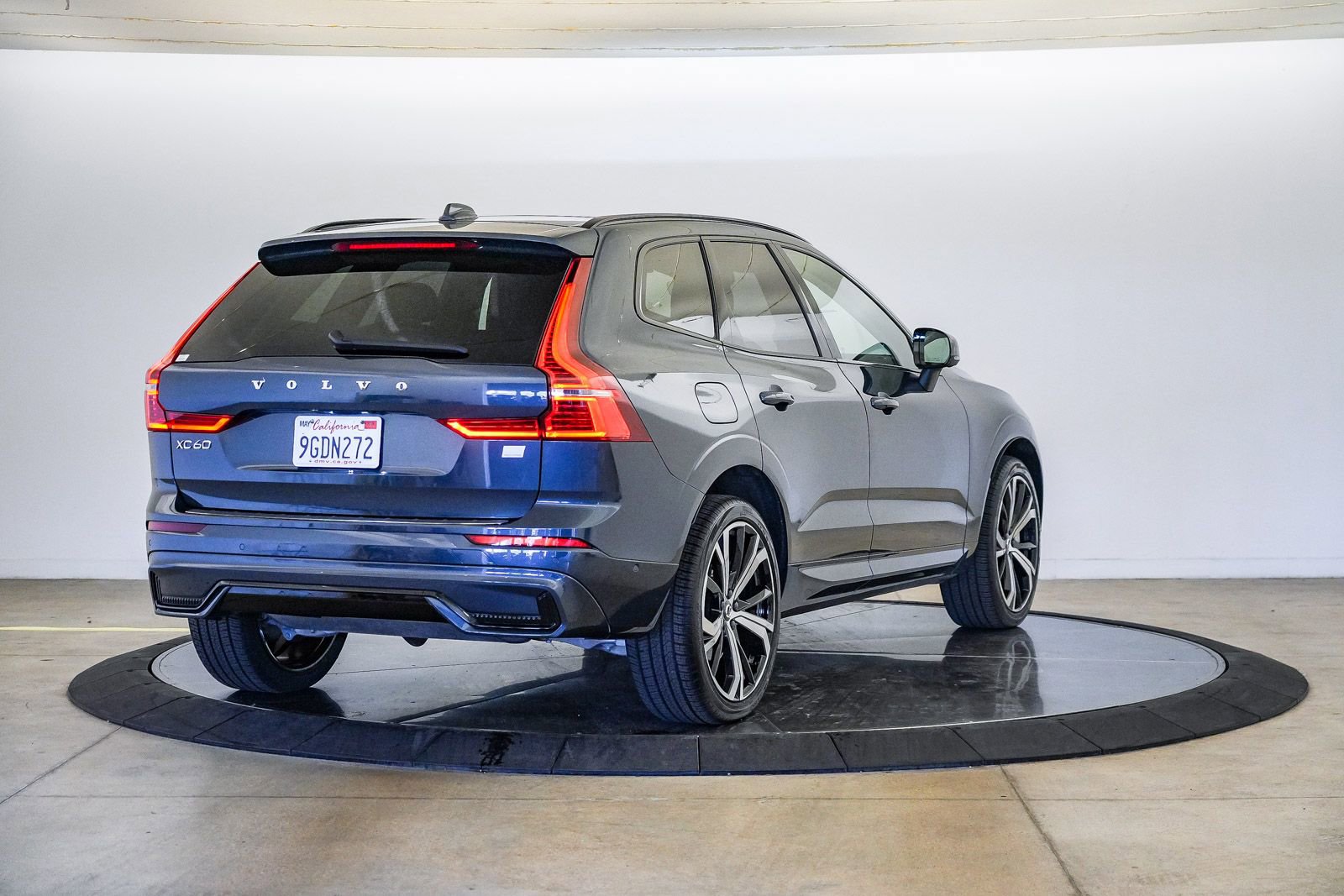 Certified 2023 Volvo XC60 T8 Ultimate w/ Protection Package Premier AWD/4WD image 5