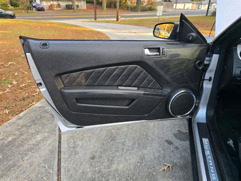 Used 2010 Ford Mustang Convertible image 16