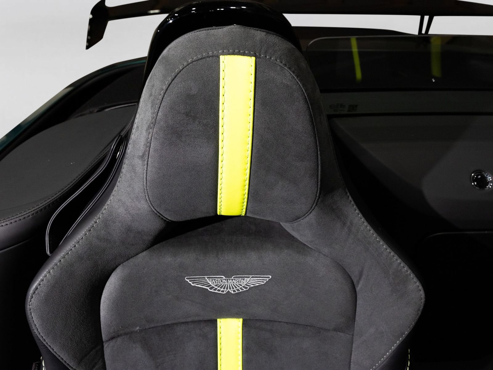 Used 2023 Aston Martin V8 Vantage Roadster RWD image 20