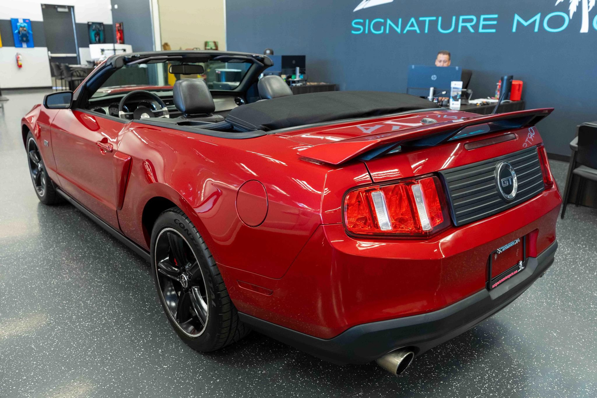 Used 2010 Ford Mustang GT RWD image 8