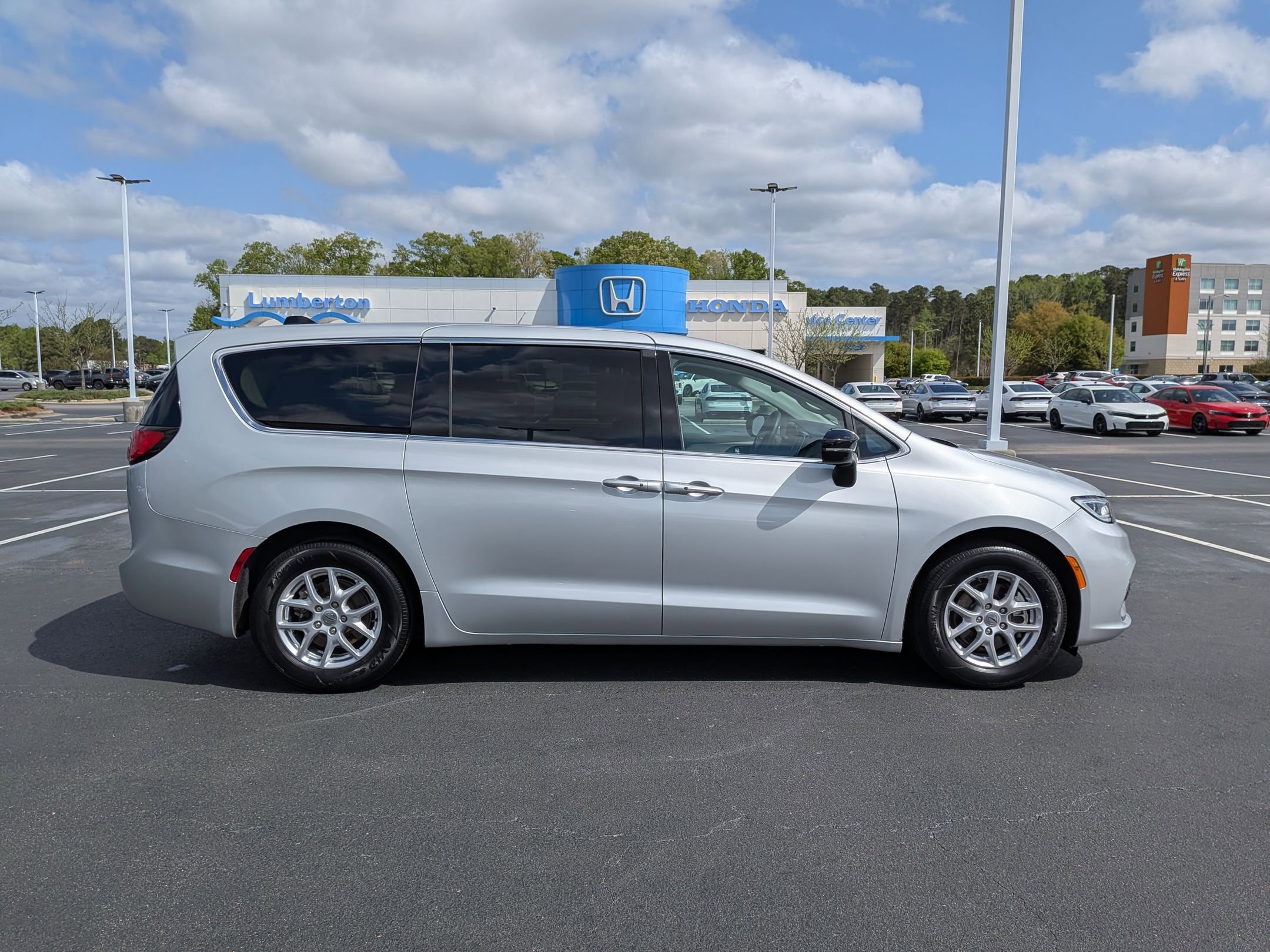 Used 2024 Chrysler Pacifica Touring-L image 2