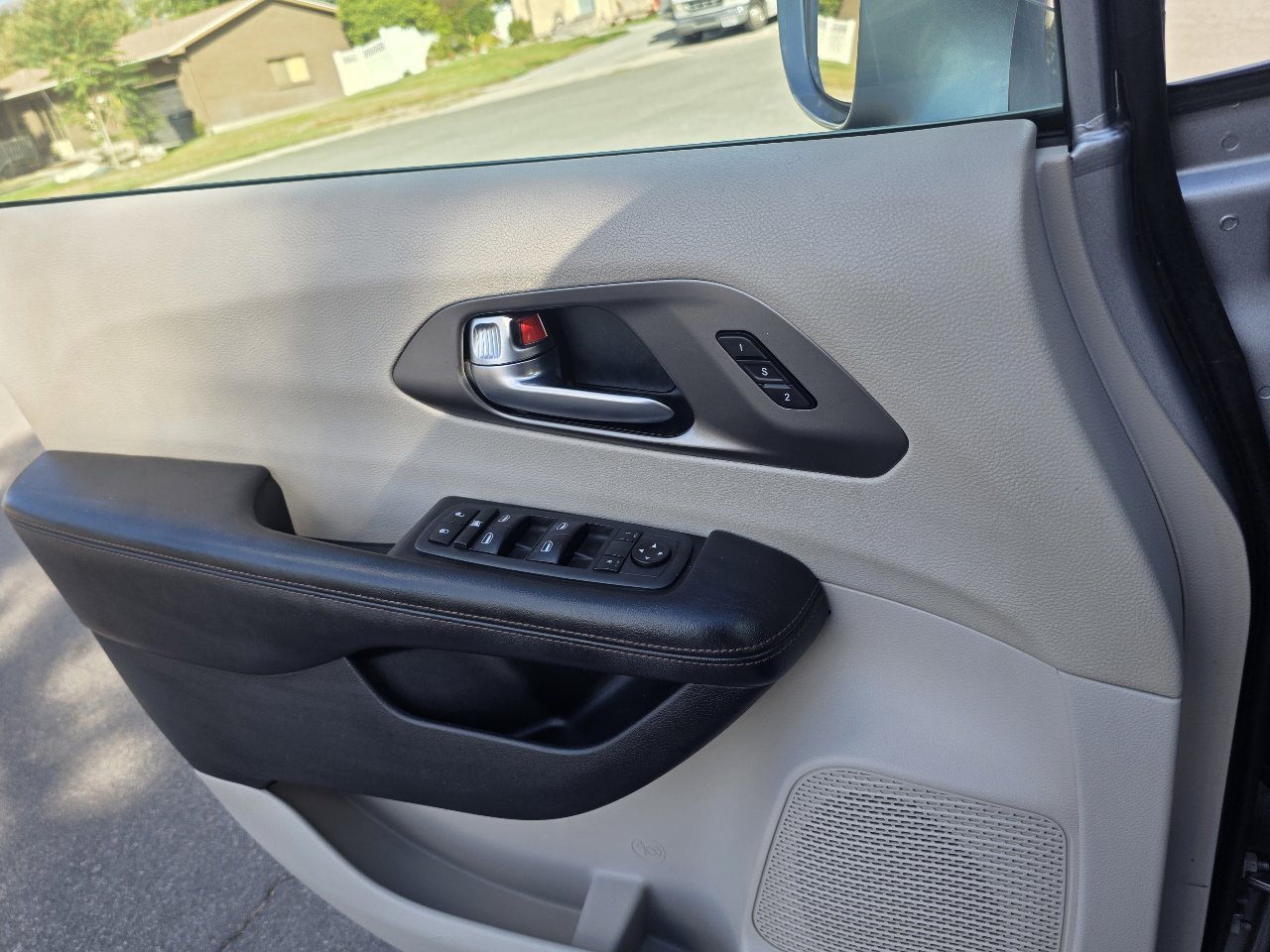 Used 2020 Chrysler Pacifica Touring-L w/ Tire & Wheel Group image 13