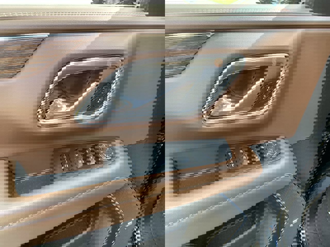 Used 2021 Chevrolet Tahoe High Country w/ Premium Package image 14