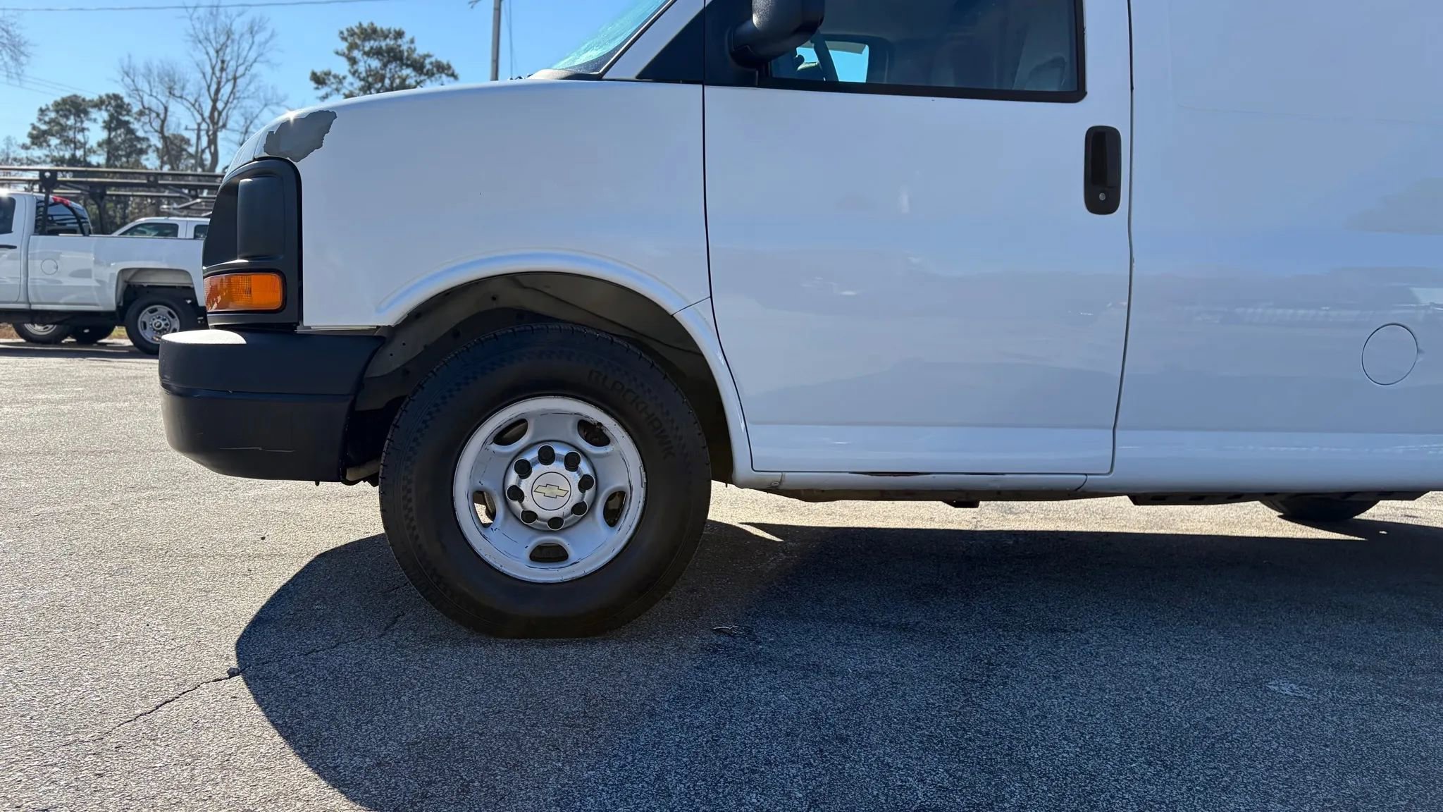 Used 2011 Chevrolet Express 2500 image 2
