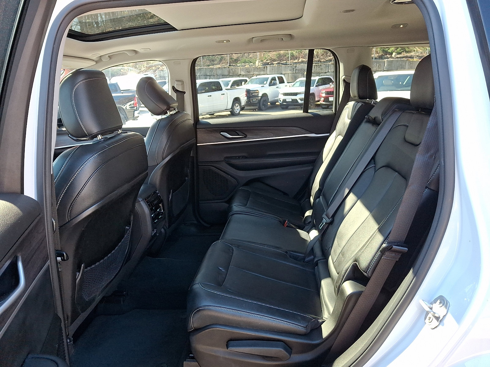 Certified 2023 Jeep Grand Cherokee L Limited AWD/4WD image 11