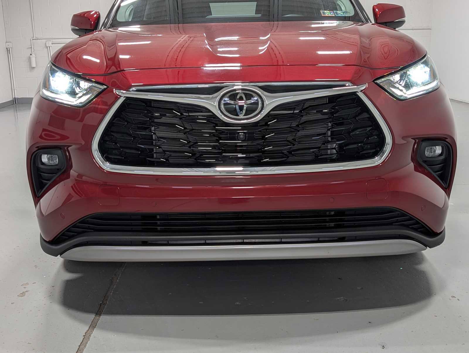 Used 2024 Toyota Highlander Platinum image 2