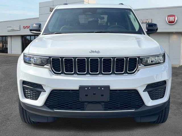 Used 2023 Jeep Grand Cherokee Laredo image 2