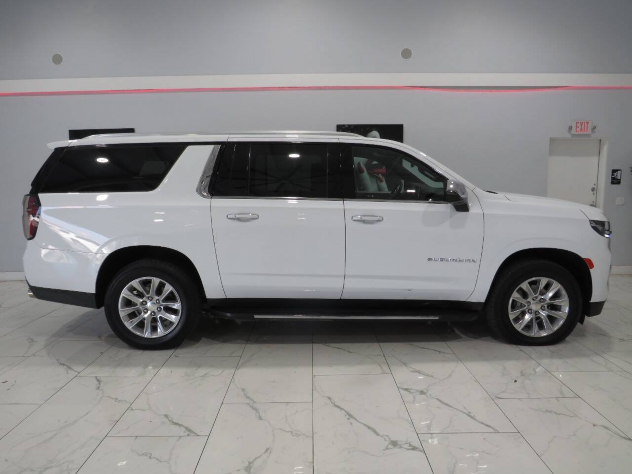 Used 2023 Chevrolet Suburban Premier RWD image 2