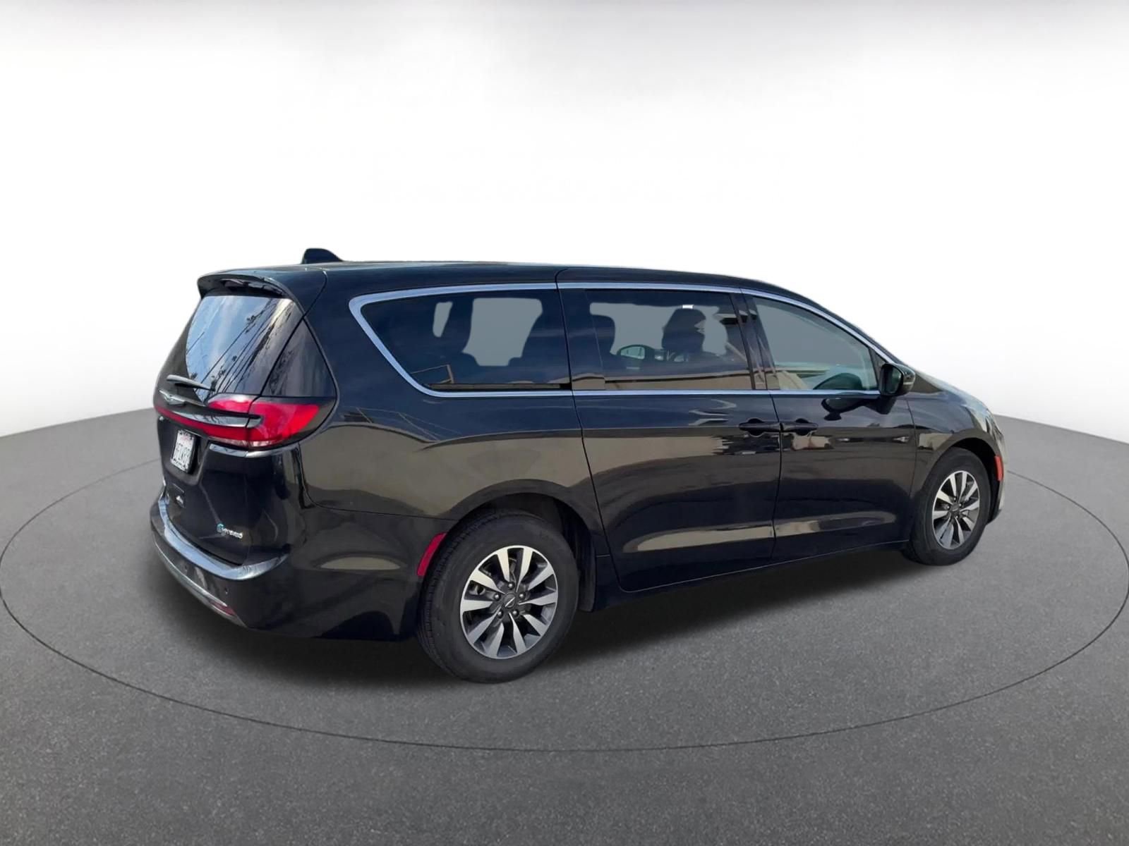 Used 2023 Chrysler Pacifica Touring-L image 15