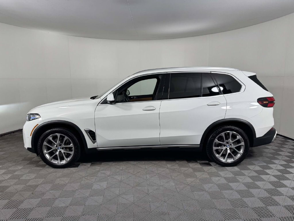 Used 2025 BMW X5 xDrive40i w/ Parking Assistance Package AWD/4WD image 11