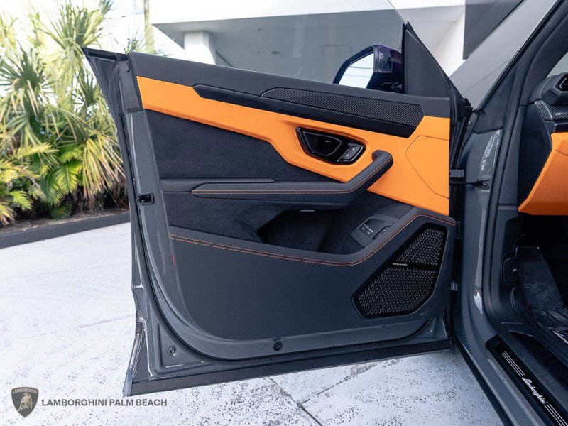 Used 2025 Lamborghini Urus SE image 24