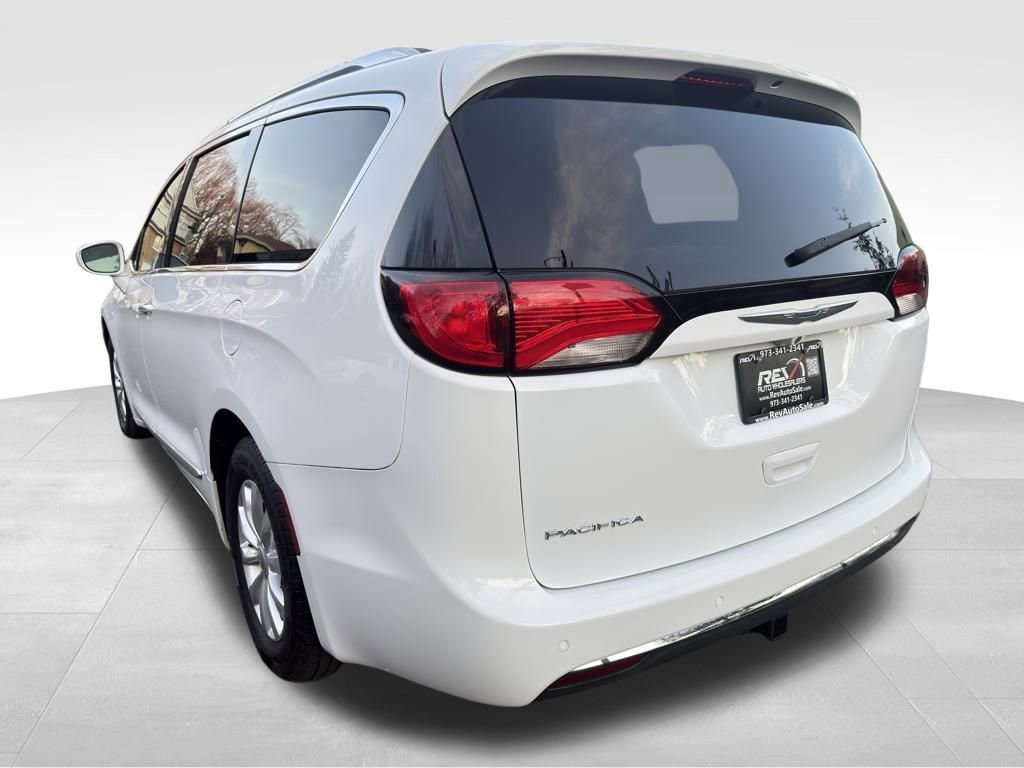 Used 2018 Chrysler Pacifica Touring-L FWD image 4