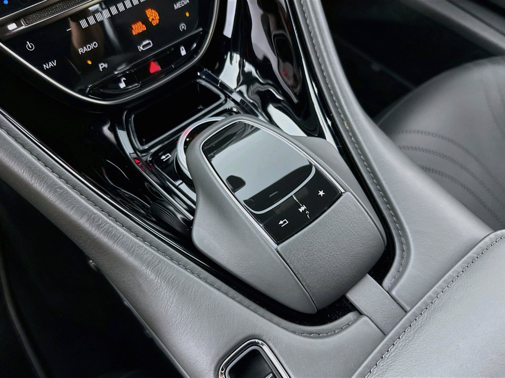Used 2020 Aston Martin DB11 Coupe RWD image 22