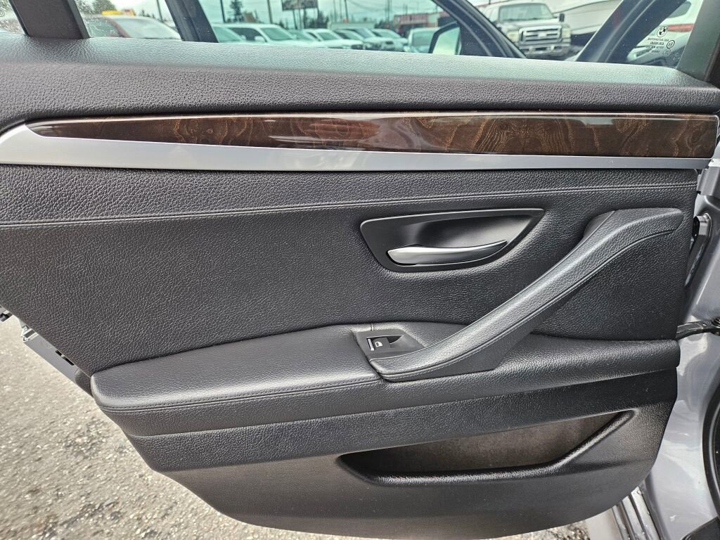 Used 2012 BMW 550i xDrive Sedan image 9