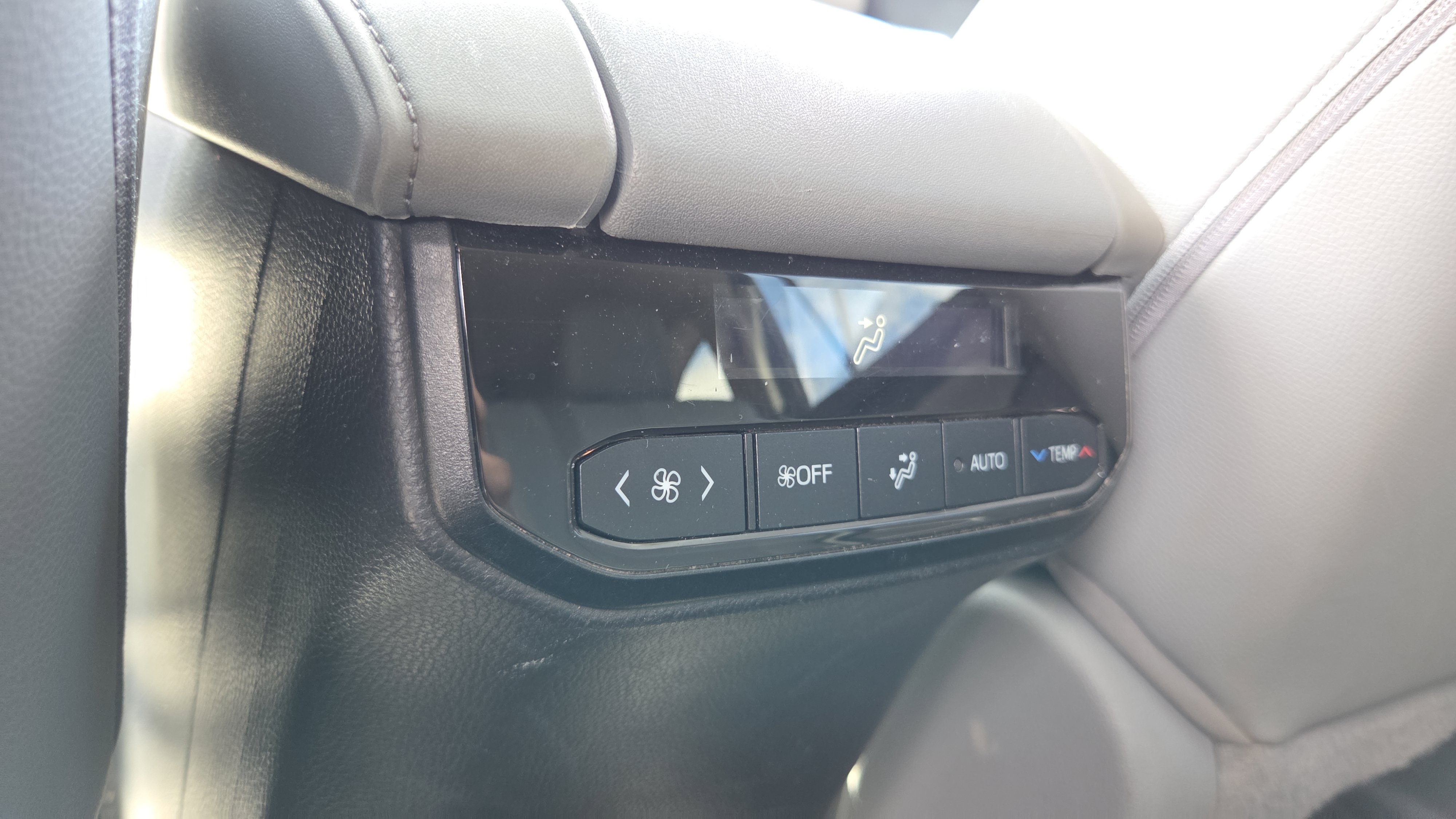 Used 2020 Toyota Highlander XLE image 14