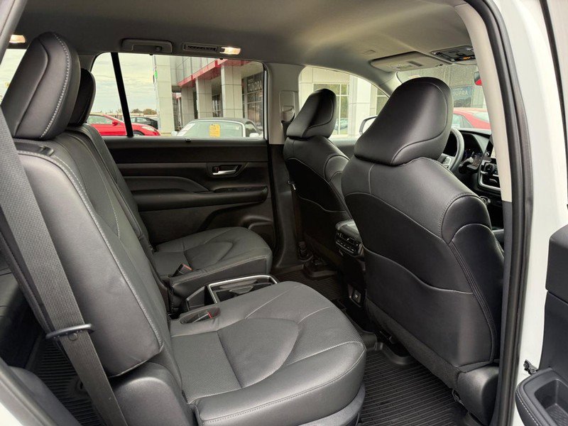 Used 2024 Toyota Grand Highlander AWD image 12