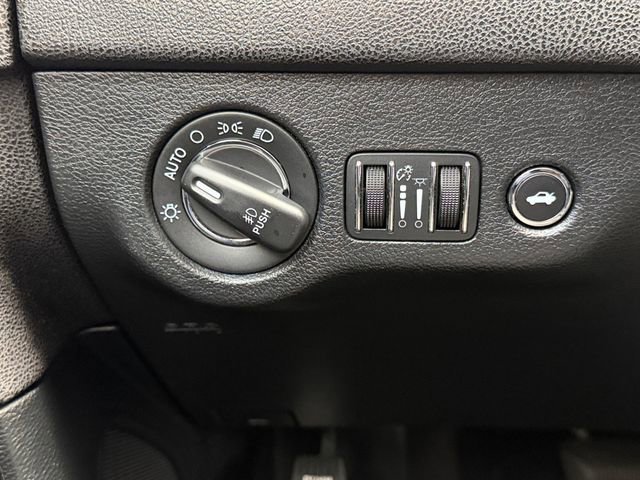 Used 2016 Chrysler 300 C image 19