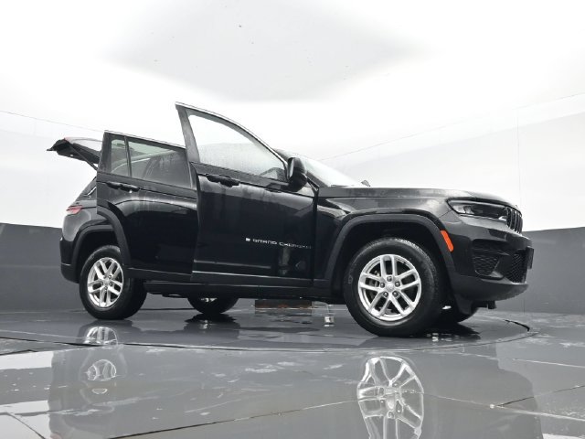 Used 2023 Jeep Grand Cherokee Laredo w/ Luxury Tech Group I AWD/4WD image 32