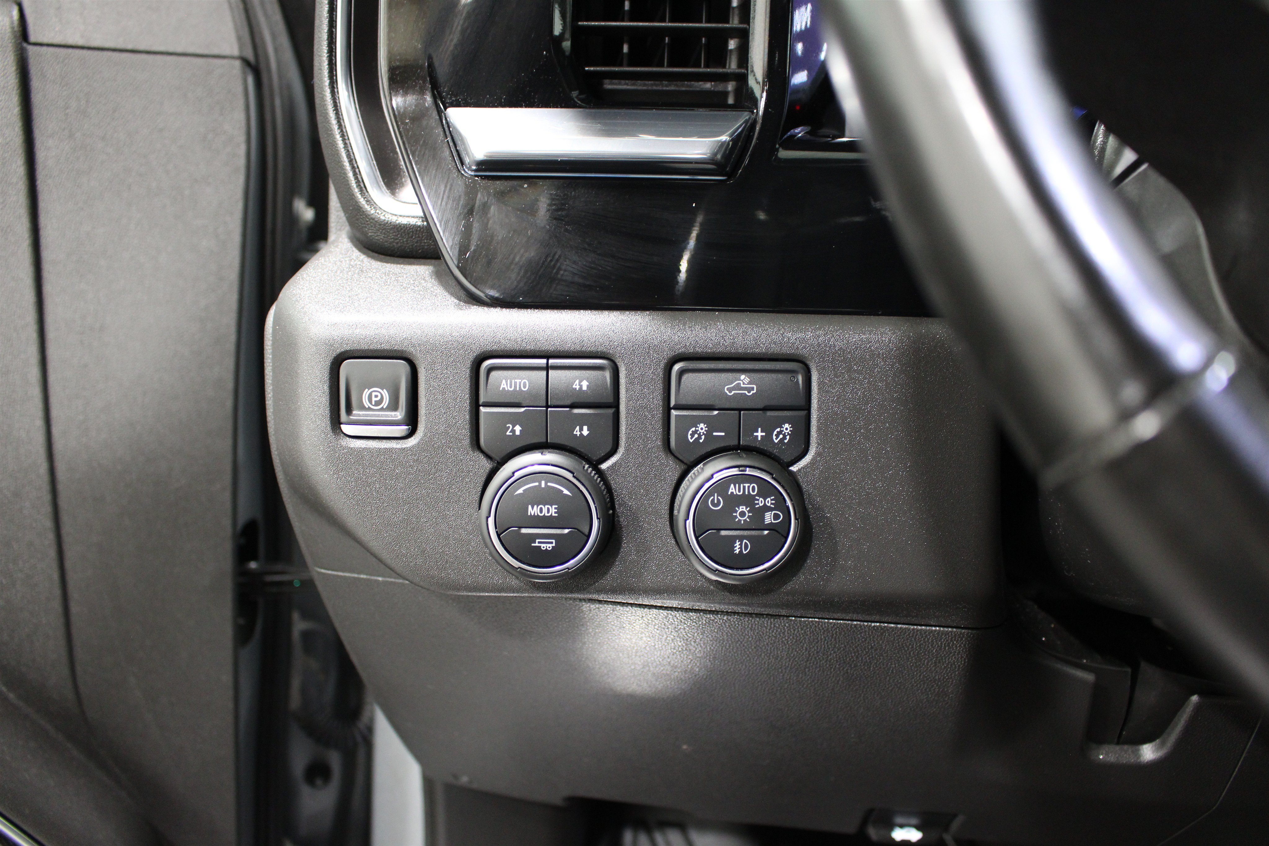 Used 2025 Chevrolet Silverado 1500 LT Trail Boss w/ Convenience Package II AWD/4WD image 9