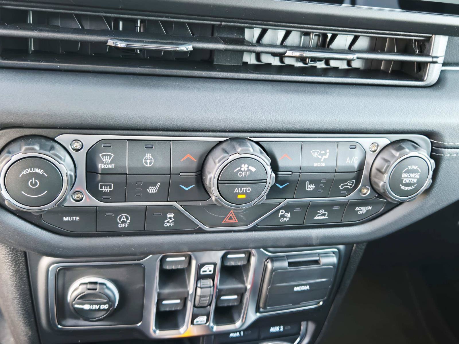 New 2026 Jeep Wrangler Unlimited Sahara AWD/4WD image 31