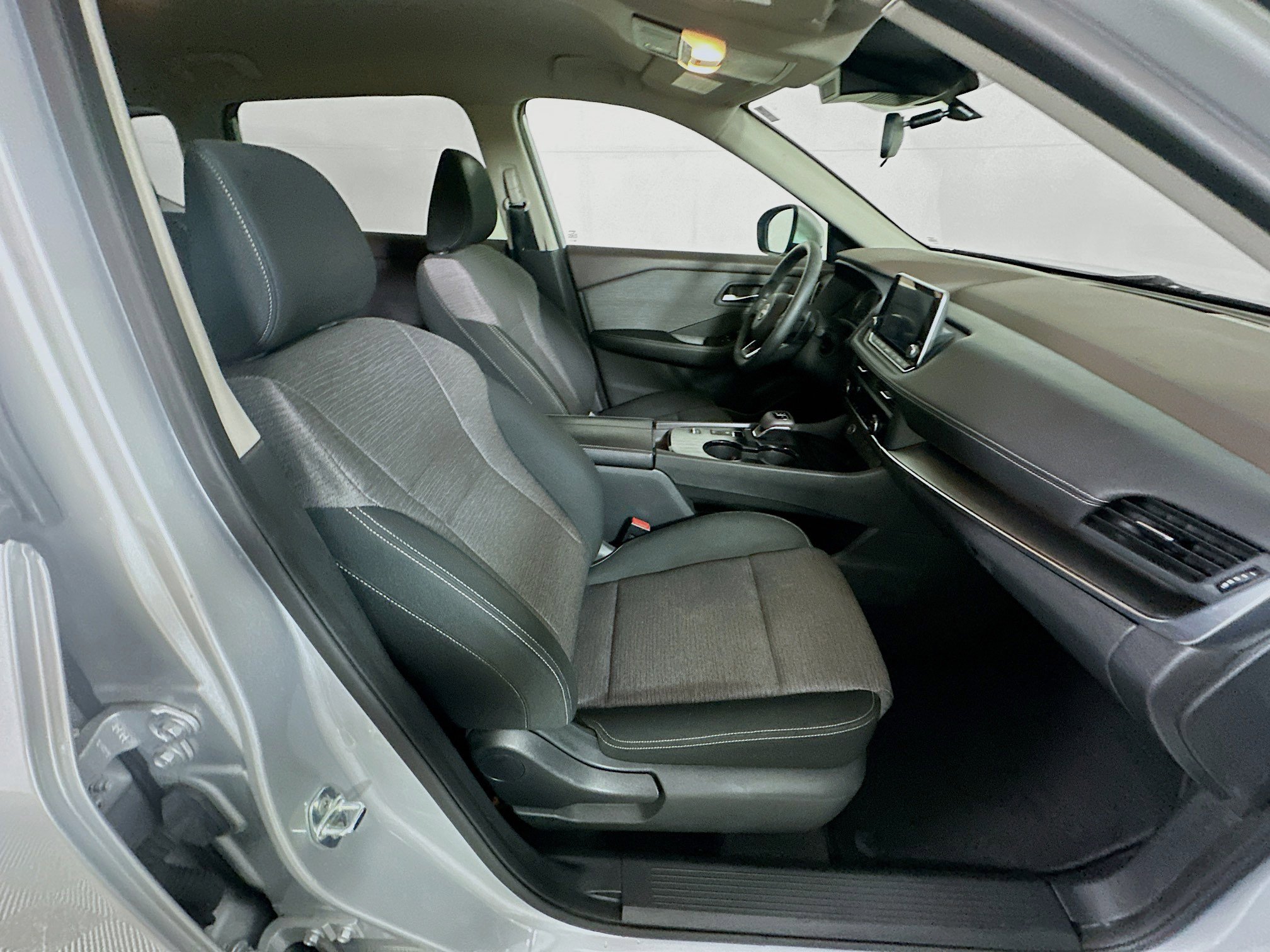 Used 2023 Nissan Rogue SV image 30