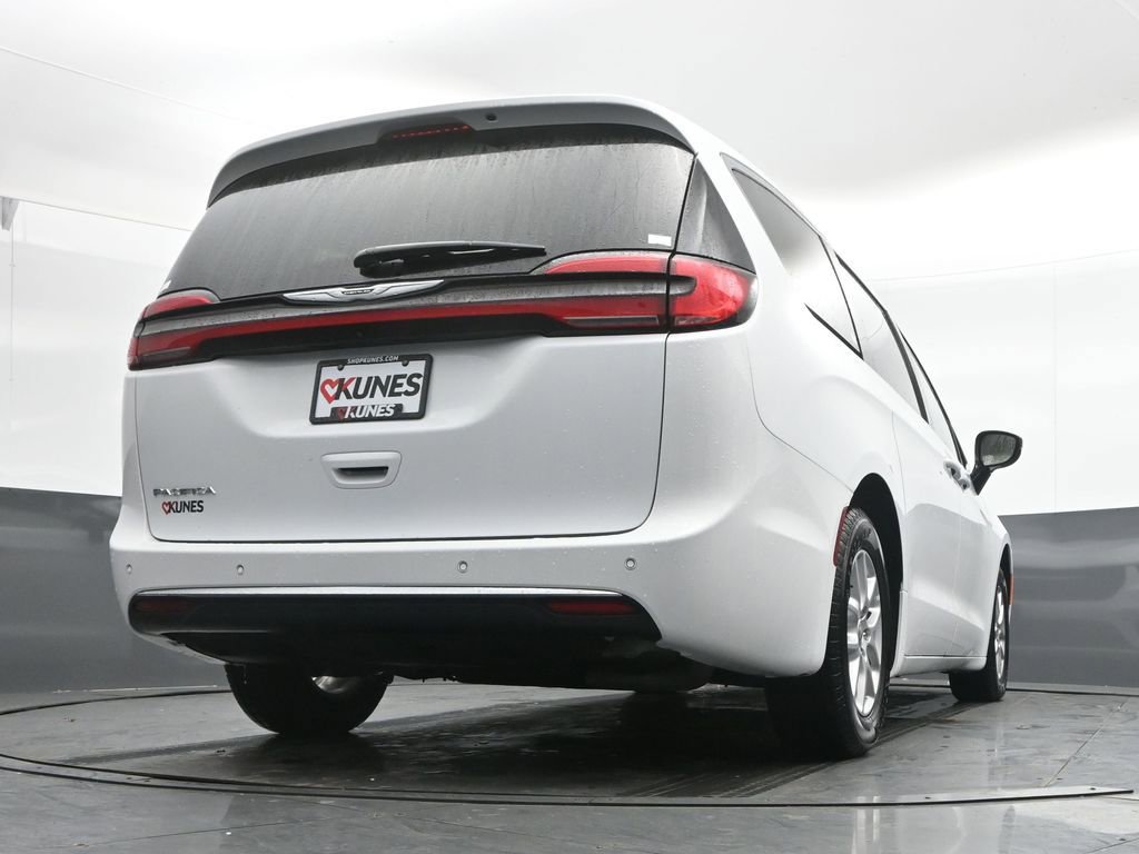 Used 2024 Chrysler Pacifica Touring-L FWD image 41