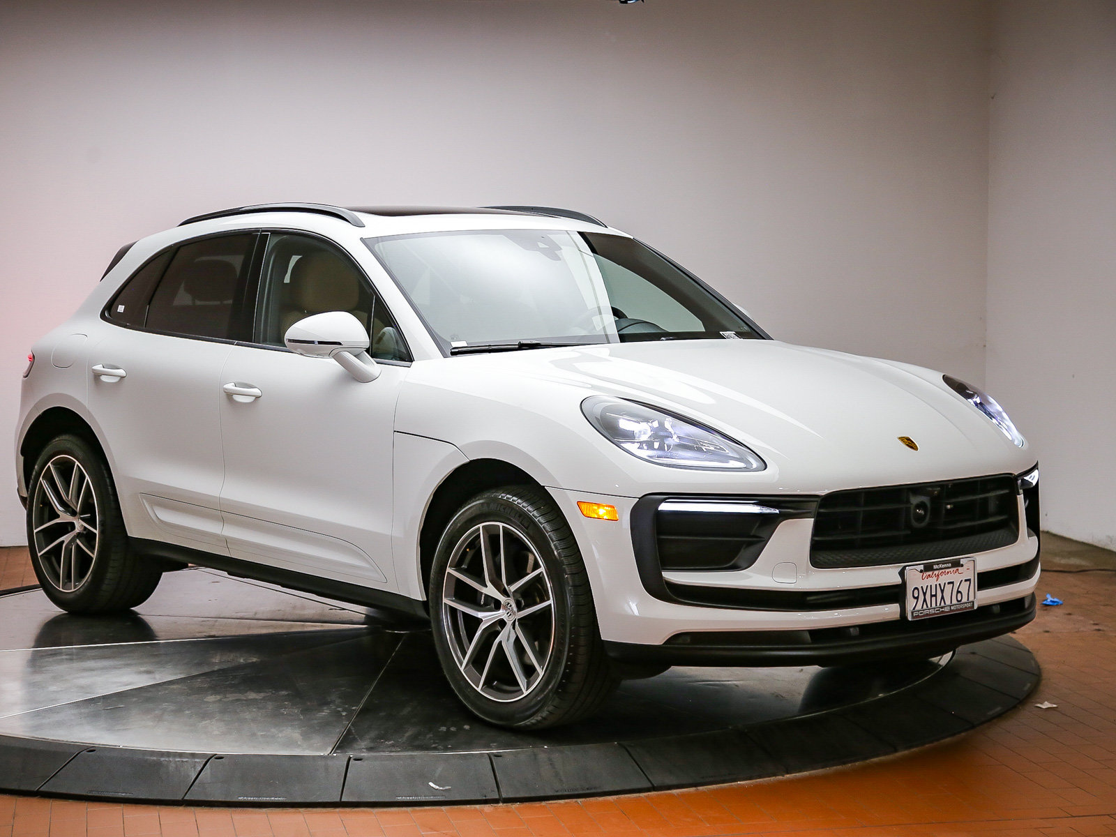 Certified 2025 Porsche Macan 4S Electric AWD/4WD image 36