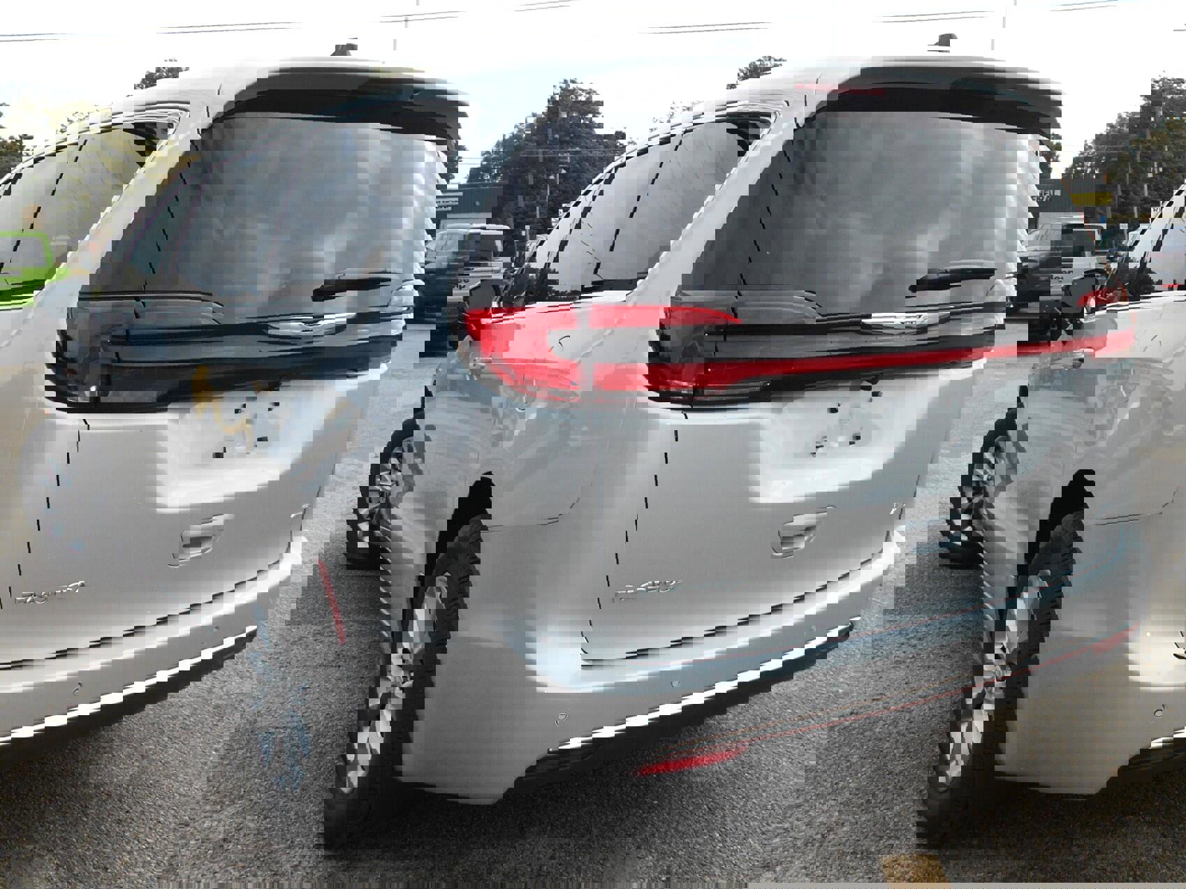 New 2026 Chrysler Pacifica Select image 3