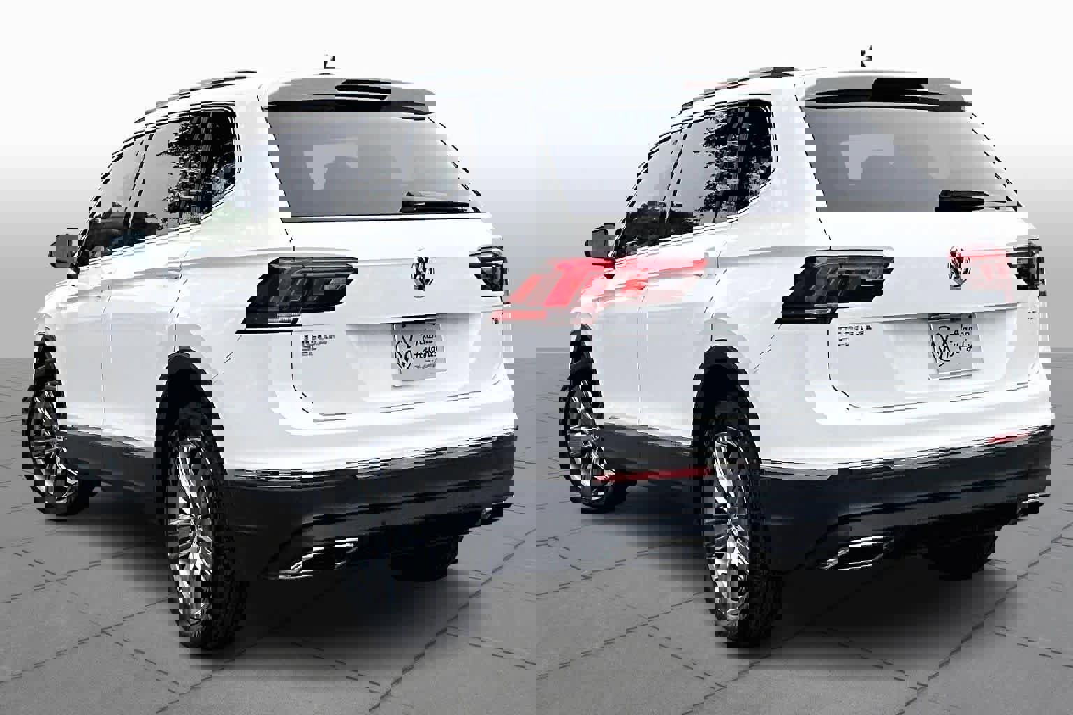 Used 2018 Volkswagen Tiguan SEL Premium image 11