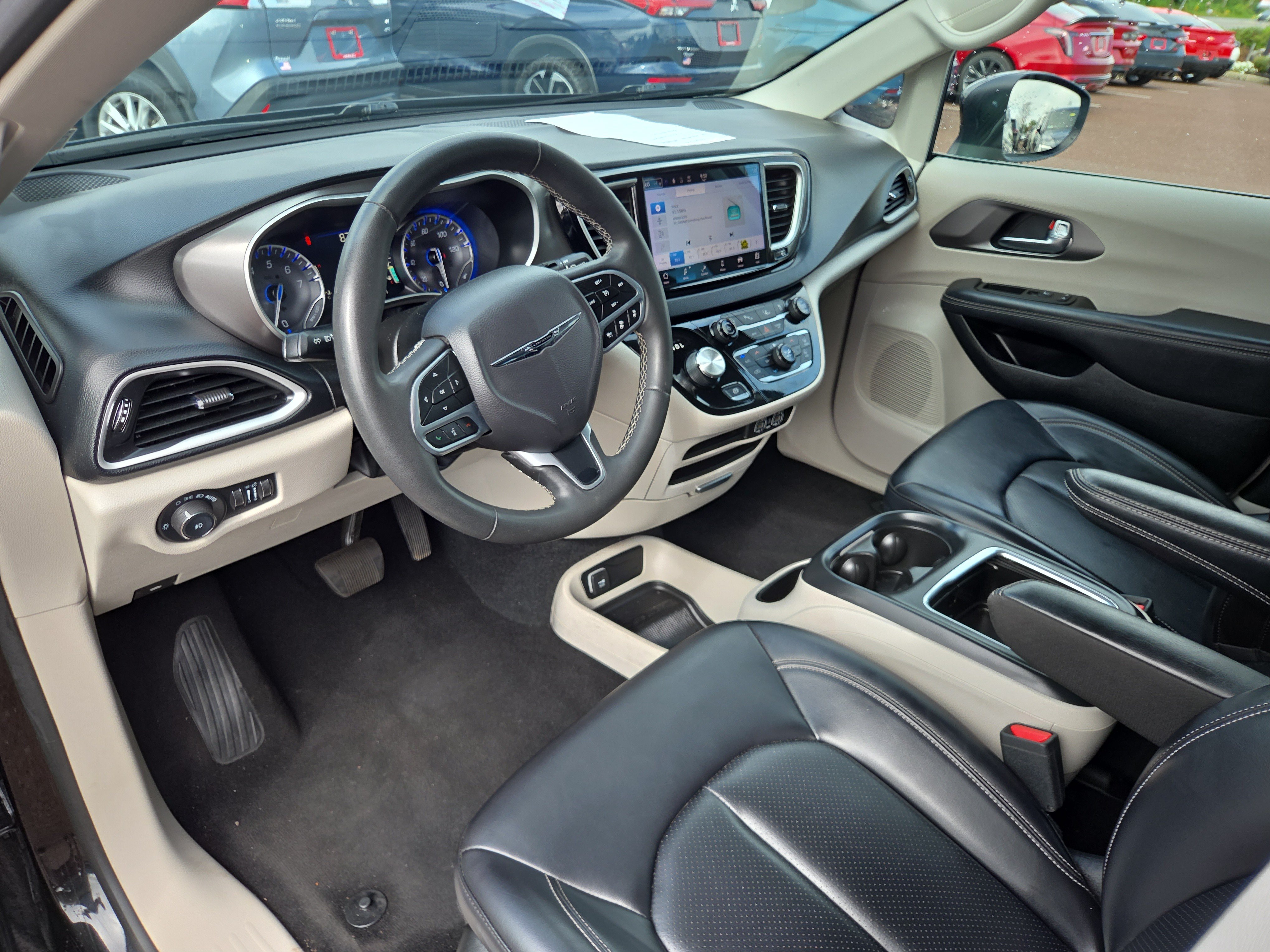 Used 2023 Chrysler Pacifica Touring-L FWD image 15