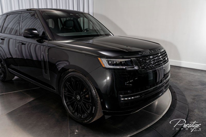 Used 2025 Land Rover Range Rover SE image 2