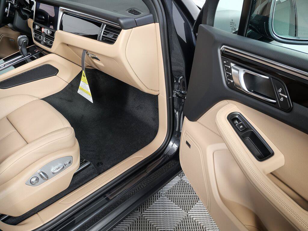 Certified 2026 Porsche Macan Turbo AWD/4WD image 24