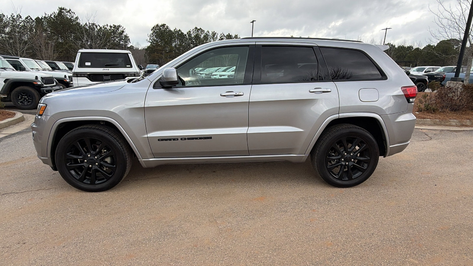 Used 2020 Jeep Grand Cherokee Altitude image 11