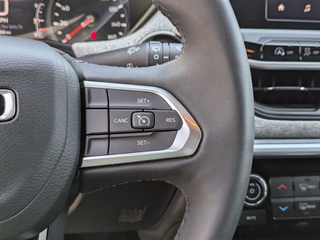 Used 2025 Jeep Compass Latitude image 21