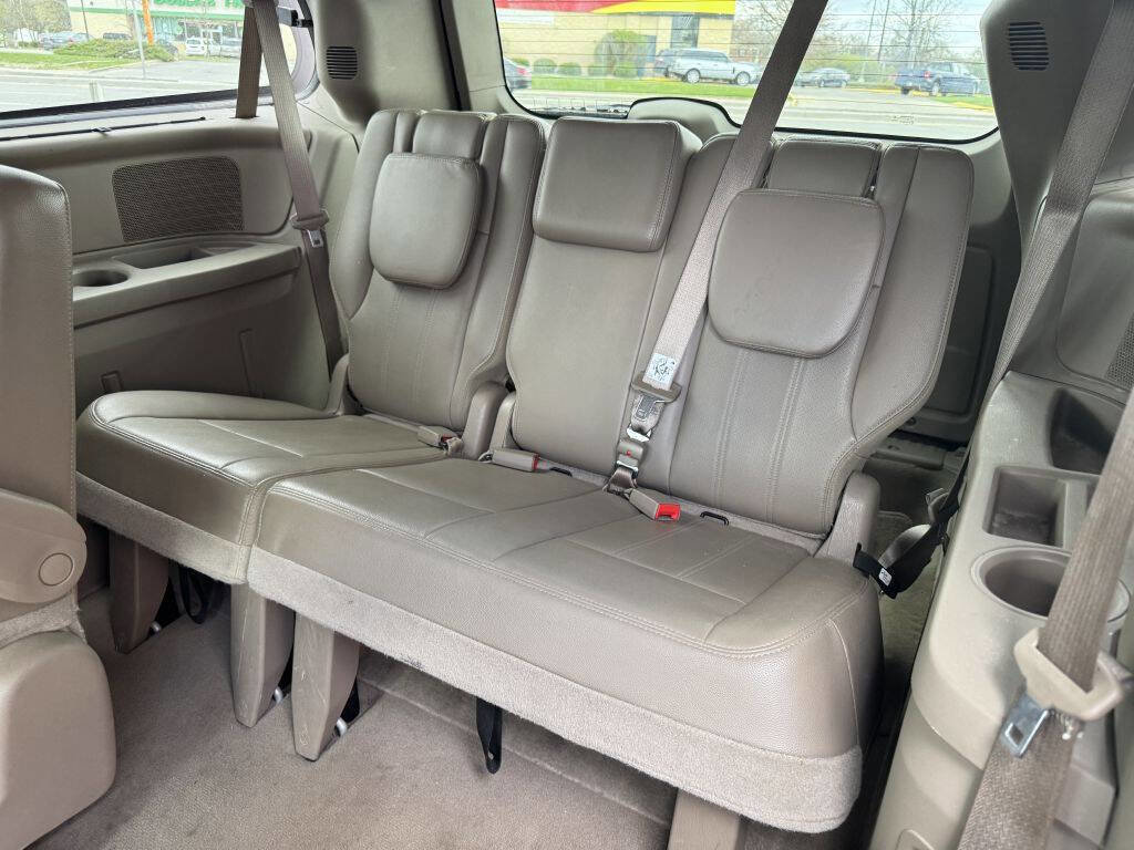 Used 2014 Chrysler Town & Country Touring-L FWD image 6