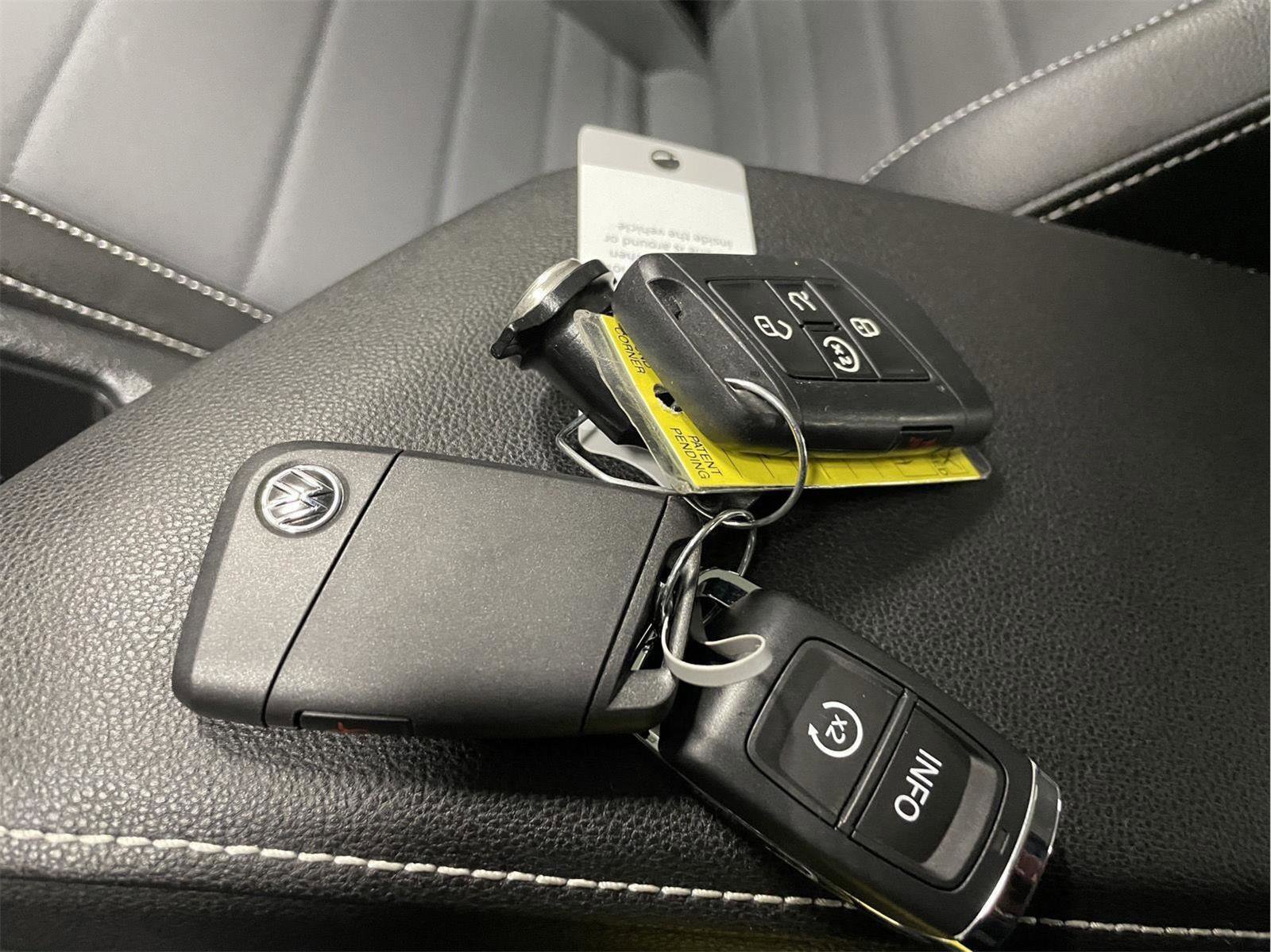 Used 2025 Volkswagen Jetta SE w/ Sunroof Package image 30