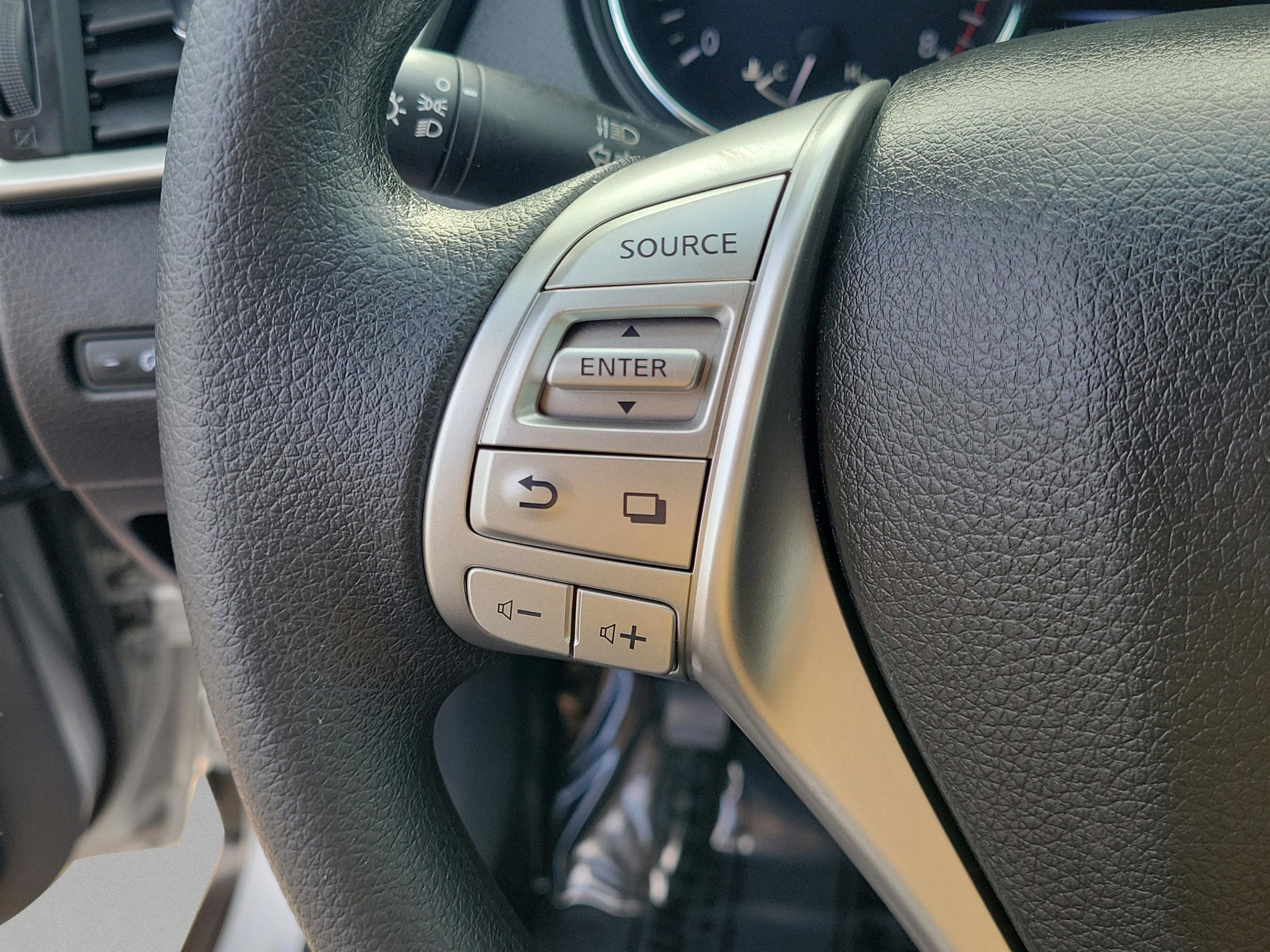 Used 2015 Nissan Rogue S w/ S Family Package image 20