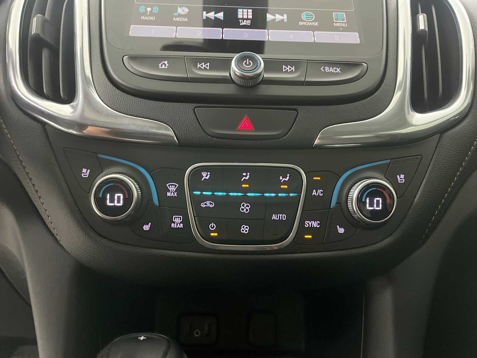 Used 2018 Chevrolet Equinox Premier FWD image 23